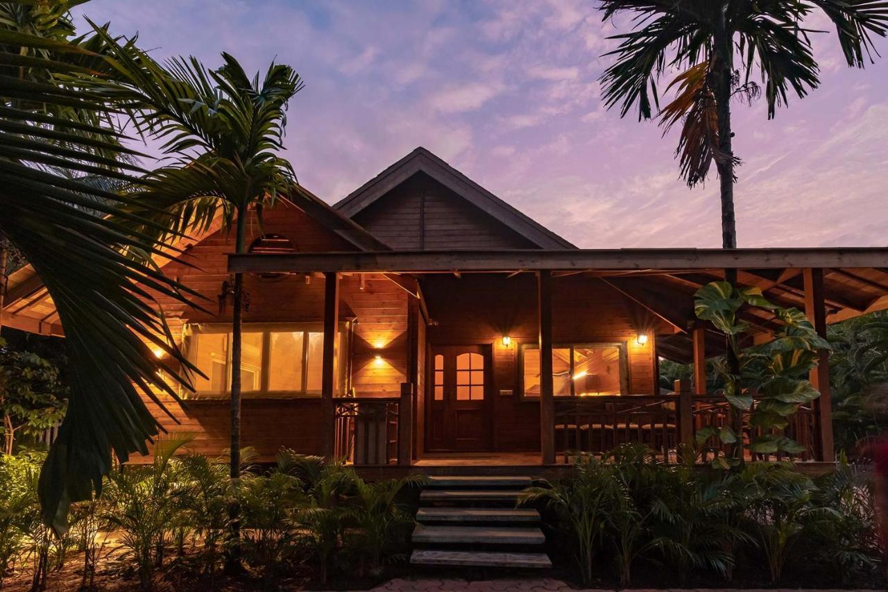 Nature'S Abode - The Wooden Villa At Morjim By Stayvista Exterior foto